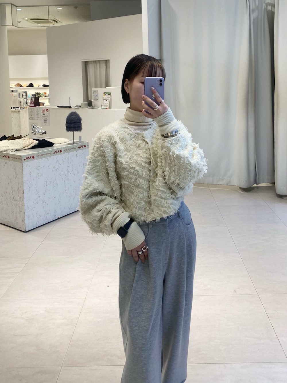 ホワイト系のカーディガン/ボレロ、ブラック系のショルダーバッグ、グレー系のその他パンツを着用したレディースの冬コーディネートの3枚目の写真