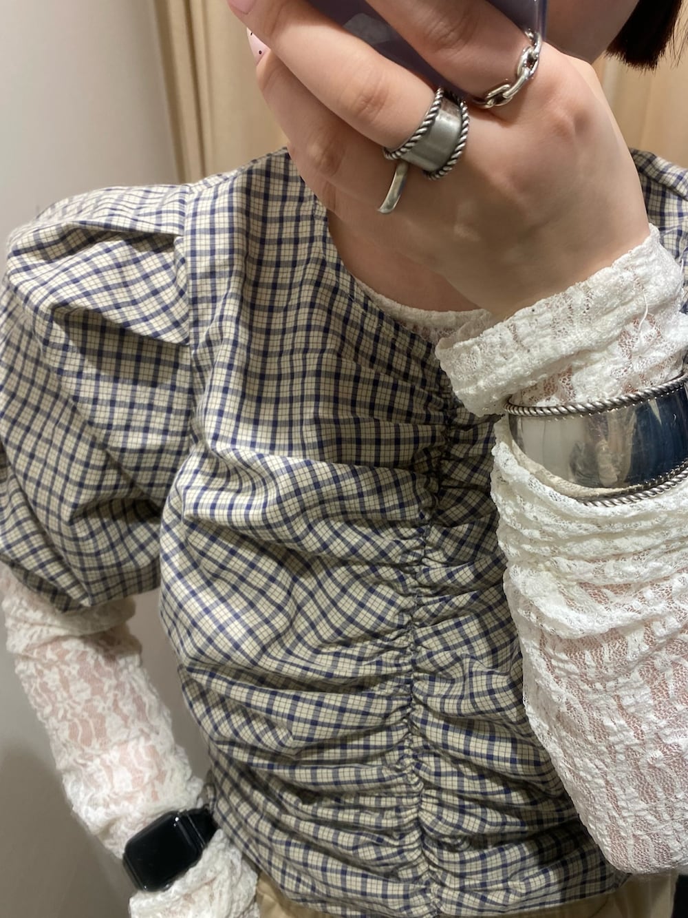 ベージュ系のシャツ/ブラウス、ベージュ系のその他パンツ、ホワイト系のハンドバッグを着用したレディースの春コーディネートの4枚目の写真