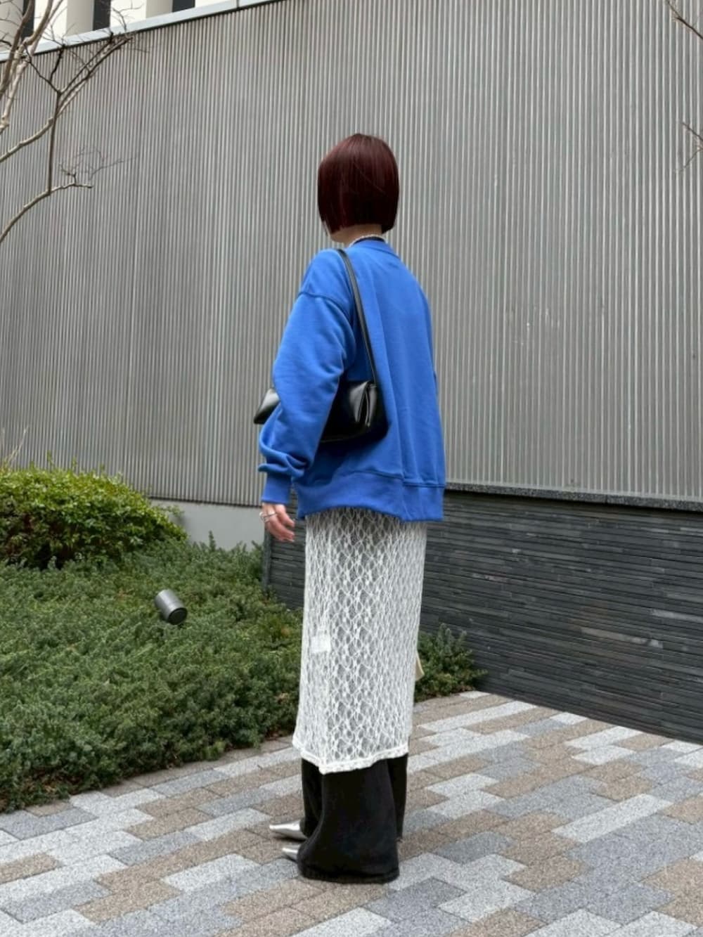 ホワイト系のワンピース、ブラック系のその他雑貨を着用したレディースの春コーディネートの2枚目の写真