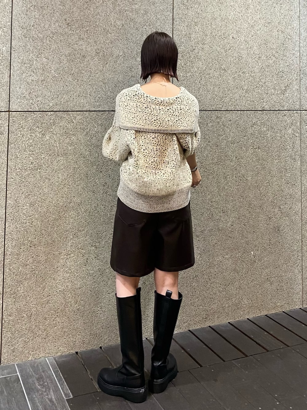 ホワイト系のニット/セーター、ブラウン系のショルダーバッグ、ブラウン系のその他パンツを着用したレディースの秋コーディネートの4枚目の写真