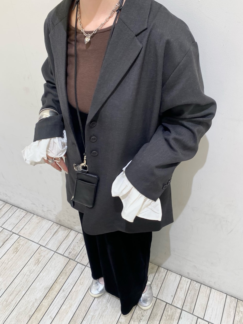 グレー系のその他アウター、ブラック系のワンピース、ブラック系のショルダーバッグを着用したレディースの春コーディネートの4枚目の写真