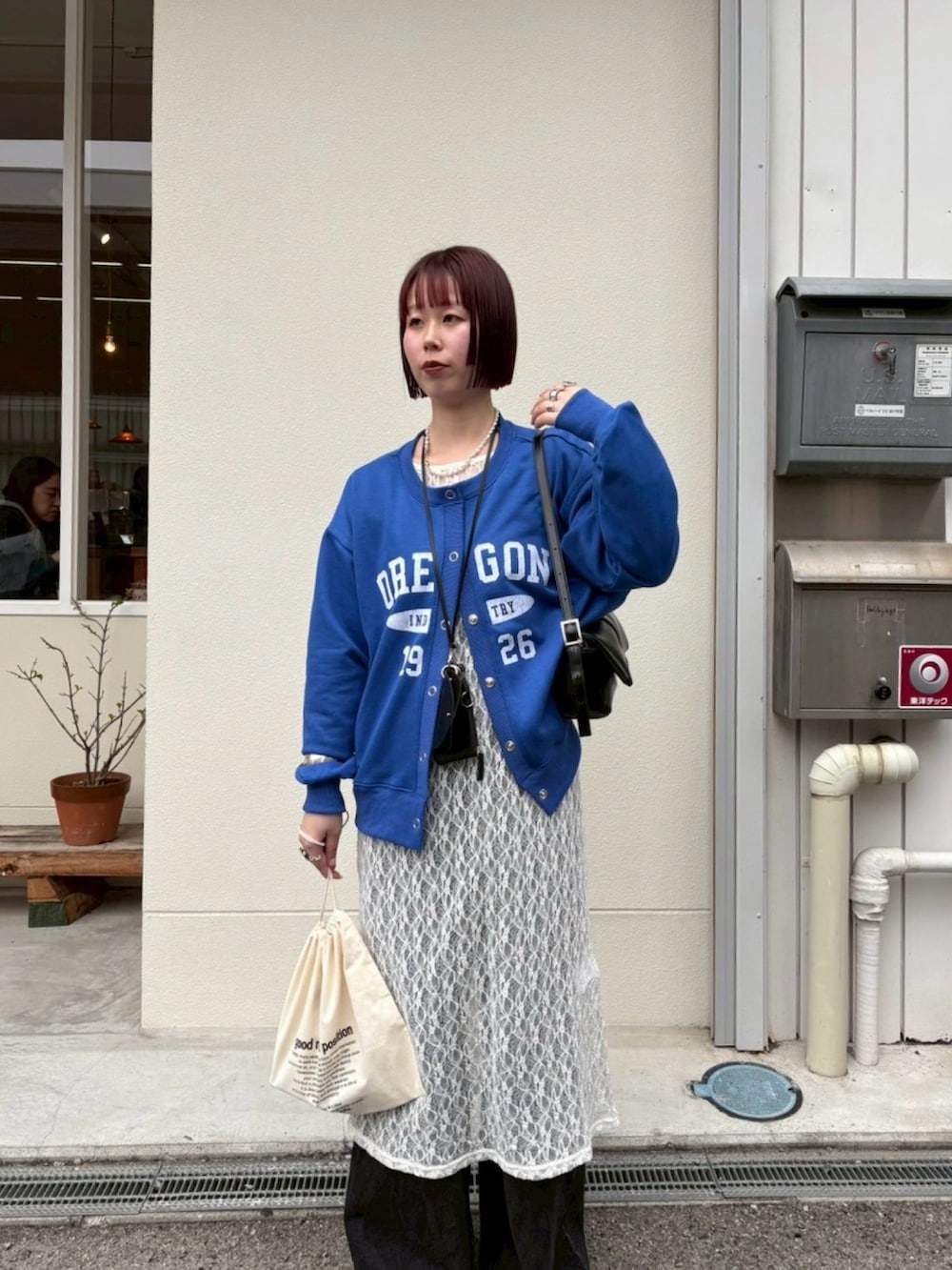 ホワイト系のワンピース、ブラック系のその他雑貨を着用したレディースの春コーディネートの3枚目の写真