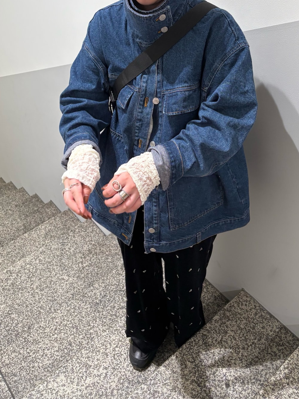 グレー系のその他パンツ、ホワイト系のTシャツ/カットソー、ブルー系のブルゾンを着用したレディースの冬コーディネートの3枚目の写真