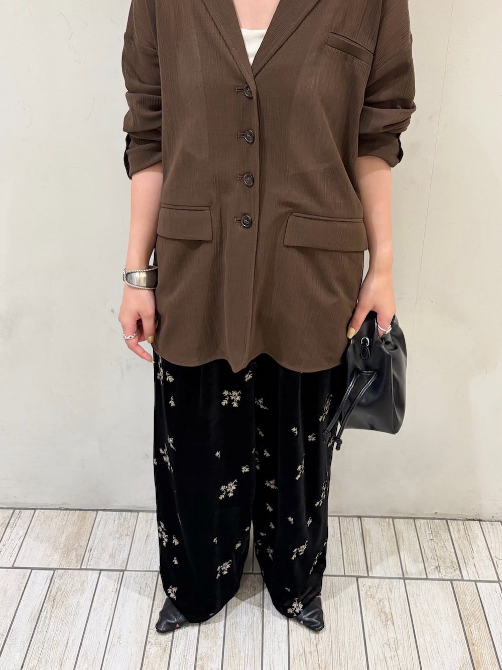 ブラック系のその他パンツ、ブラウン系のその他アウター、ブラック系のハンドバッグを着用したレディースの秋コーディネートの3枚目の写真