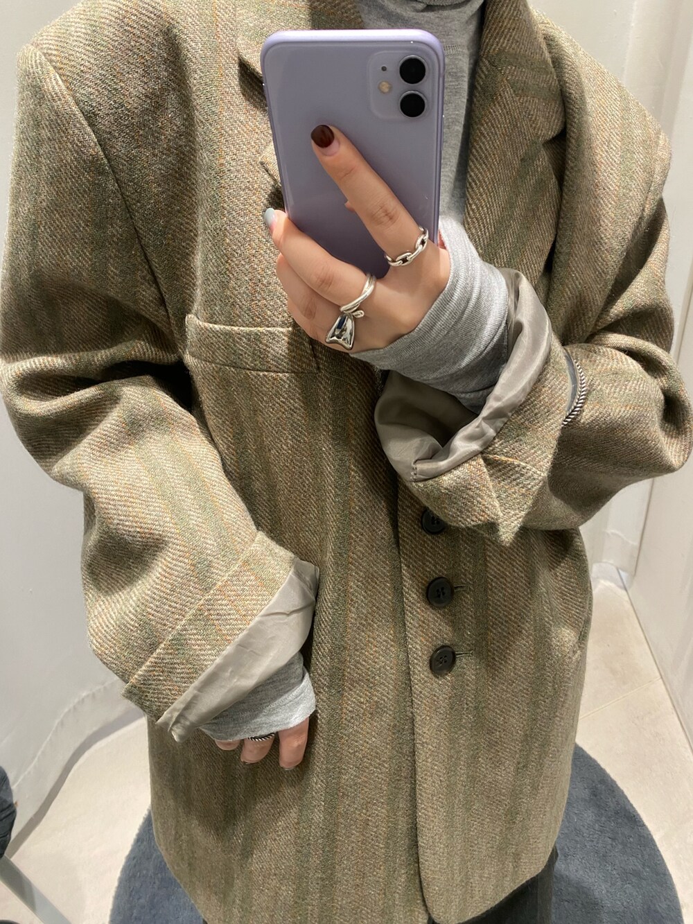 グリーン系のその他アウター、グレー系のTシャツ/カットソー、グリーン系のスカートを着用したレディースの秋コーディネートの5枚目の写真