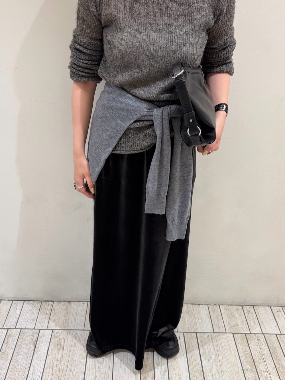 グレー系のニット/セーター、グレー系のカーディガン/ボレロ、グレー系のスカートを着用したレディースの秋コーディネートの3枚目の写真