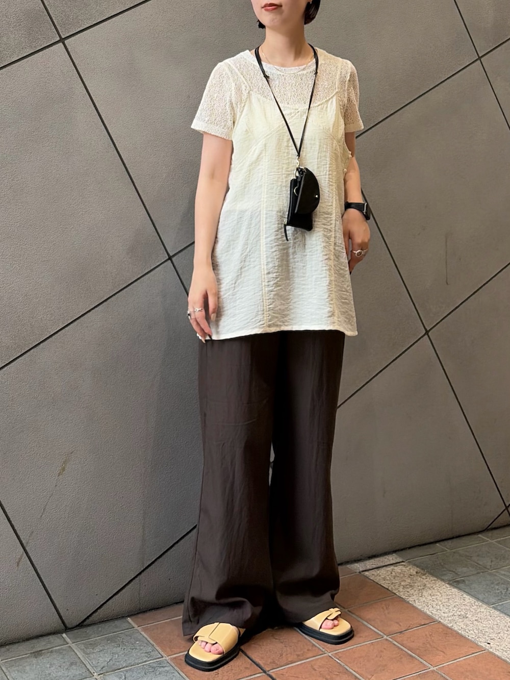 ホワイト系のTシャツ/カットソー、ブラック系のショルダーバッグ、ブラウン系のその他パンツを着用したレディースの夏コーディネートの2枚目の写真