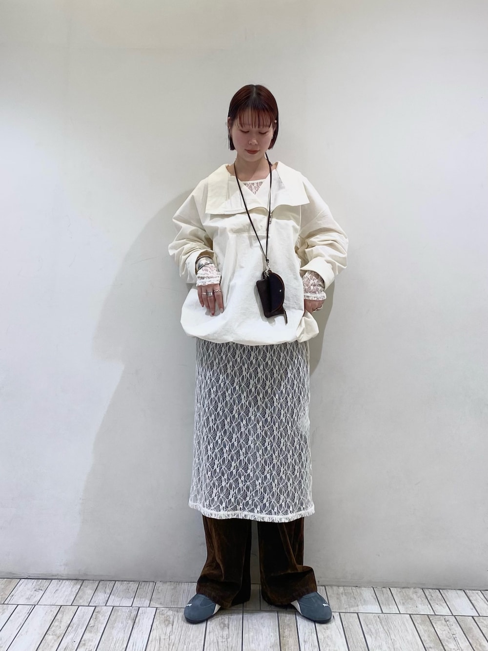 ホワイト系のその他アウター、ブラウン系のショルダーバッグ、ホワイト系のワンピースを着用したレディースの春コーディネートの2枚目の写真