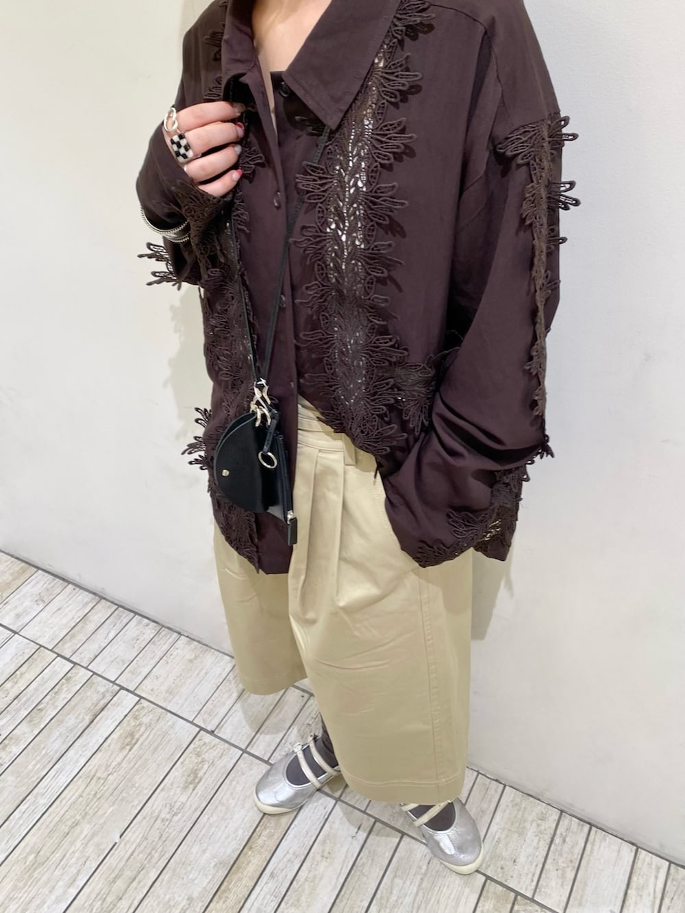 ブラウン系のシャツ/ブラウス、ベージュ系のその他パンツ、ブラック系のその他雑貨を着用したレディースの春コーディネートの4枚目の写真