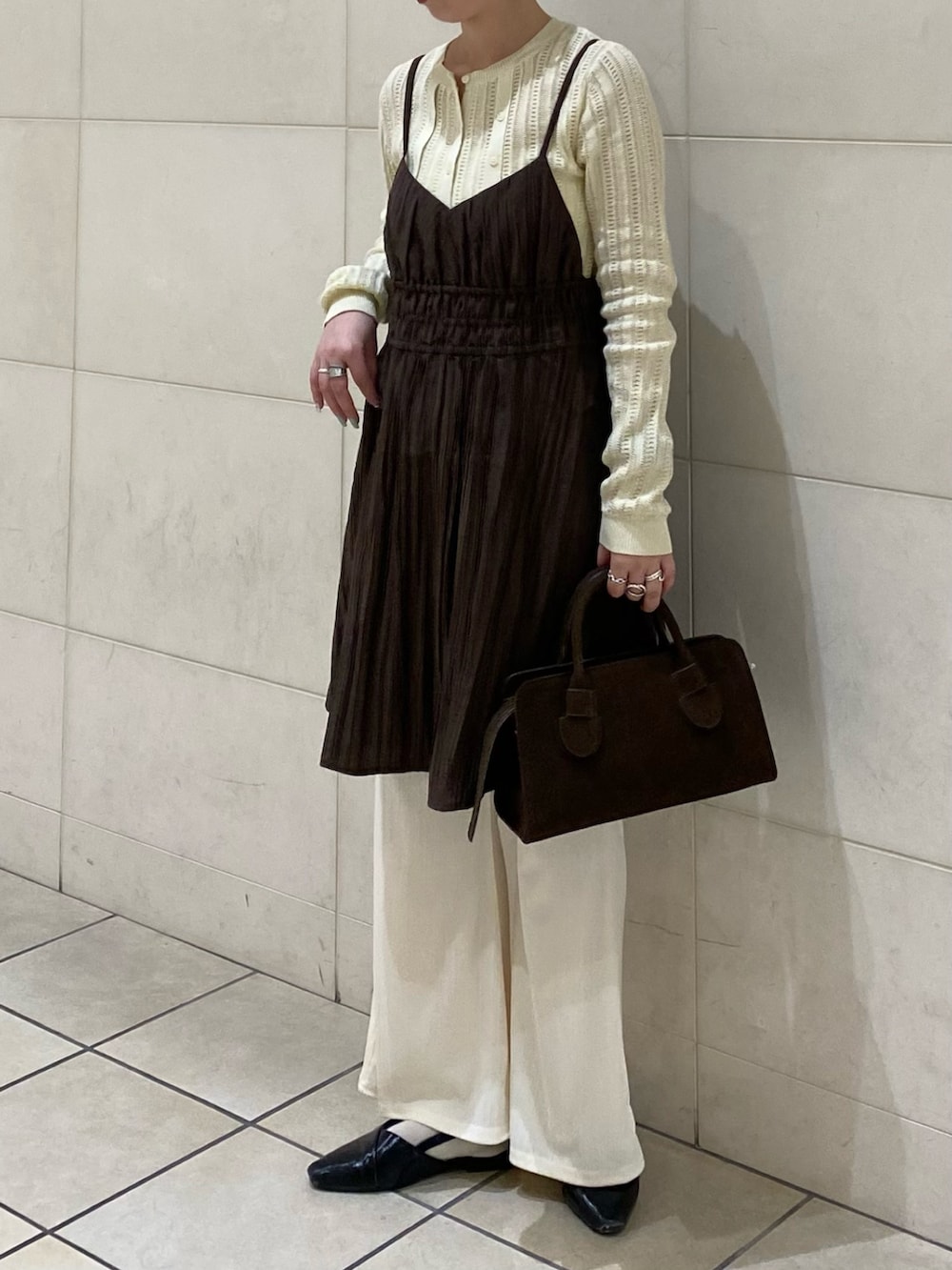 ブラウン系のワンピース、ホワイト系のニット/セーター、ホワイト系のその他パンツを着用したレディースの春コーディネートの2枚目の写真