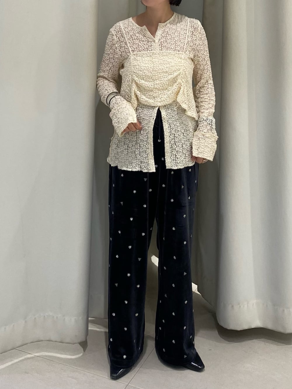 ホワイト系のTシャツ/カットソー、グレー系のその他パンツを着用したレディースの秋コーディネートの4枚目の写真