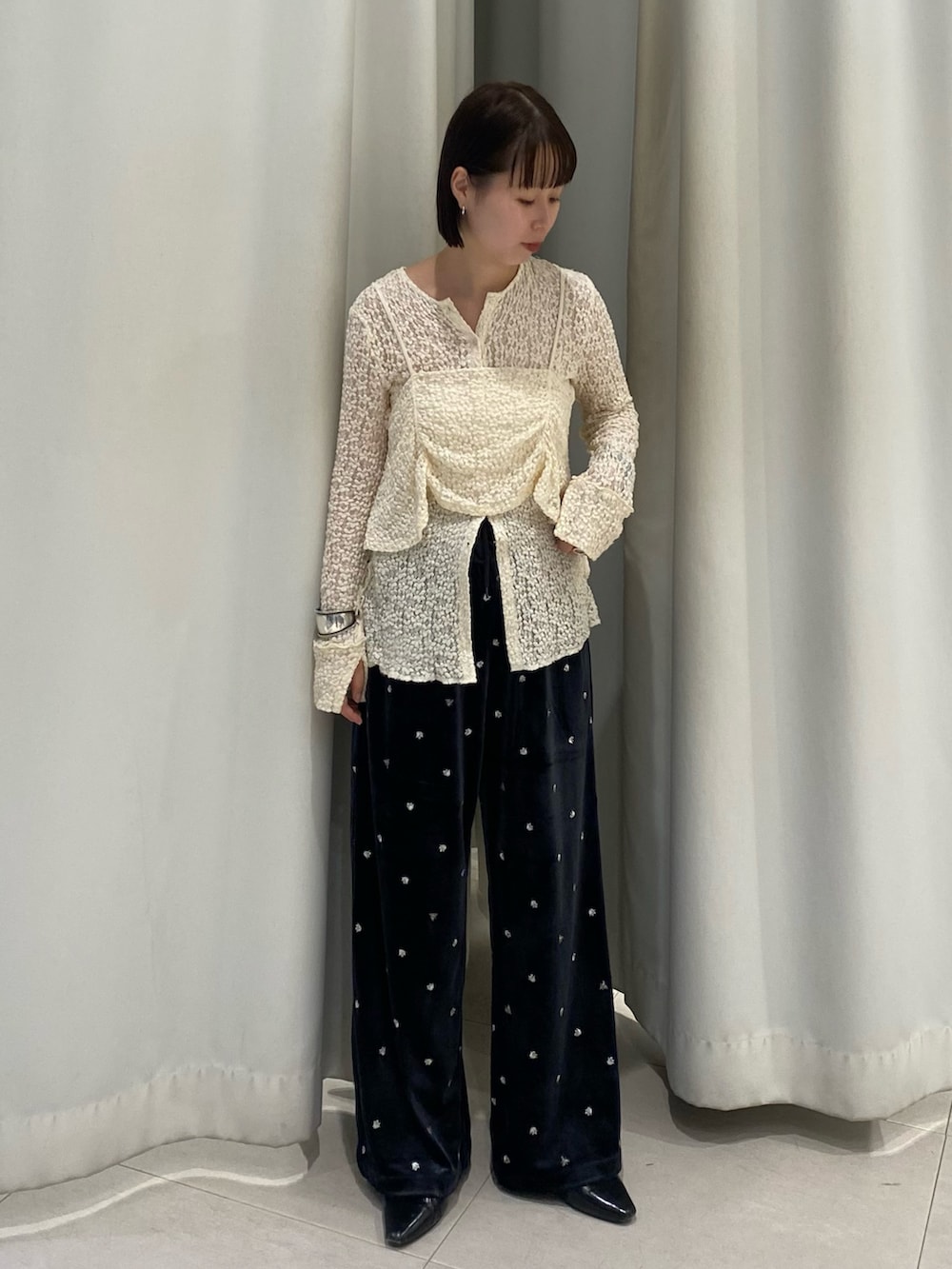 ホワイト系のTシャツ/カットソー、グレー系のその他パンツを着用したレディースの秋コーディネートの2枚目の写真