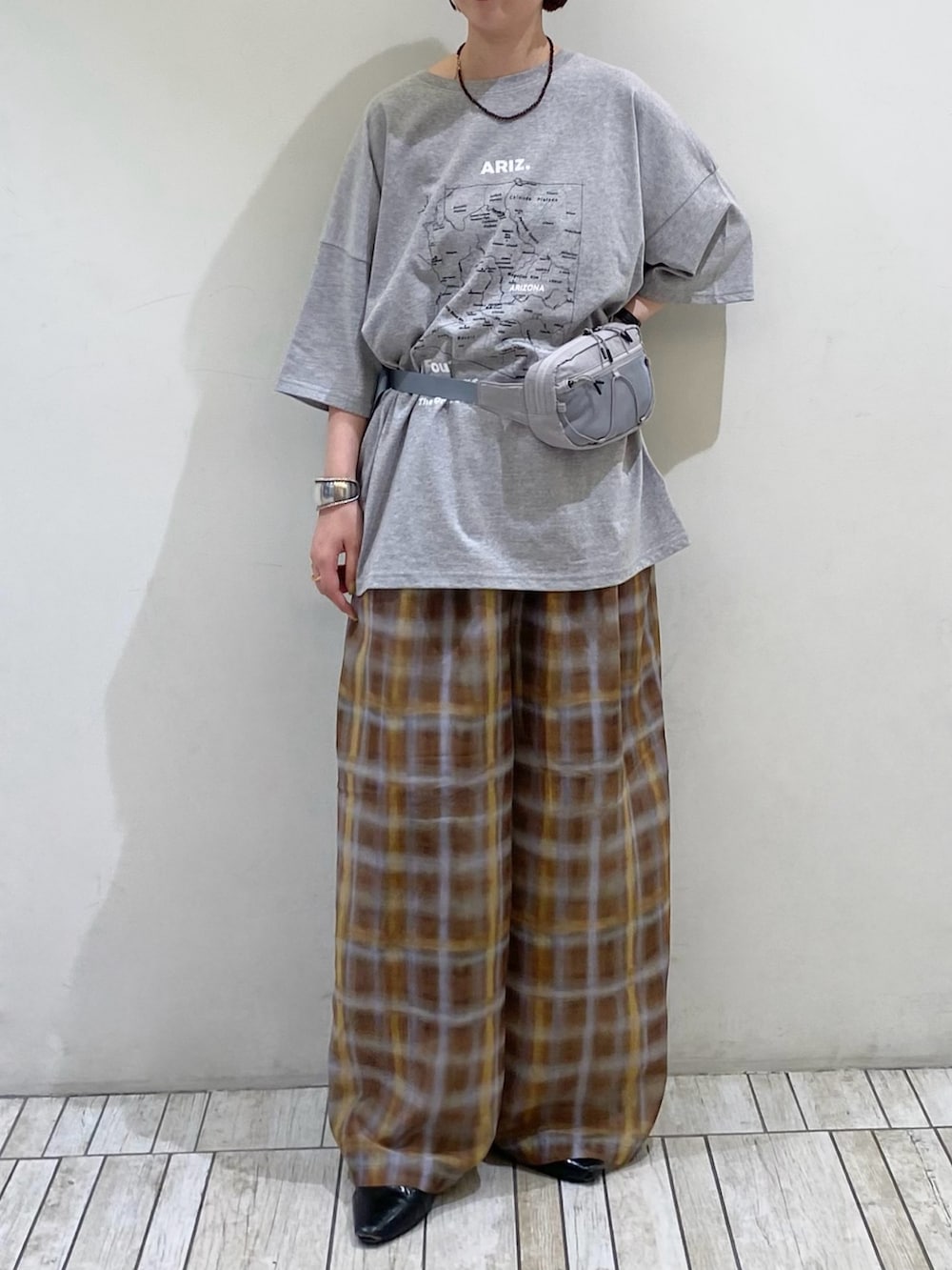 ブラウン系のその他パンツ、グレー系のボディバッグ/ウエストポーチ、ブラウン系のネックレスを着用したレディースの春コーディネートの2枚目の写真