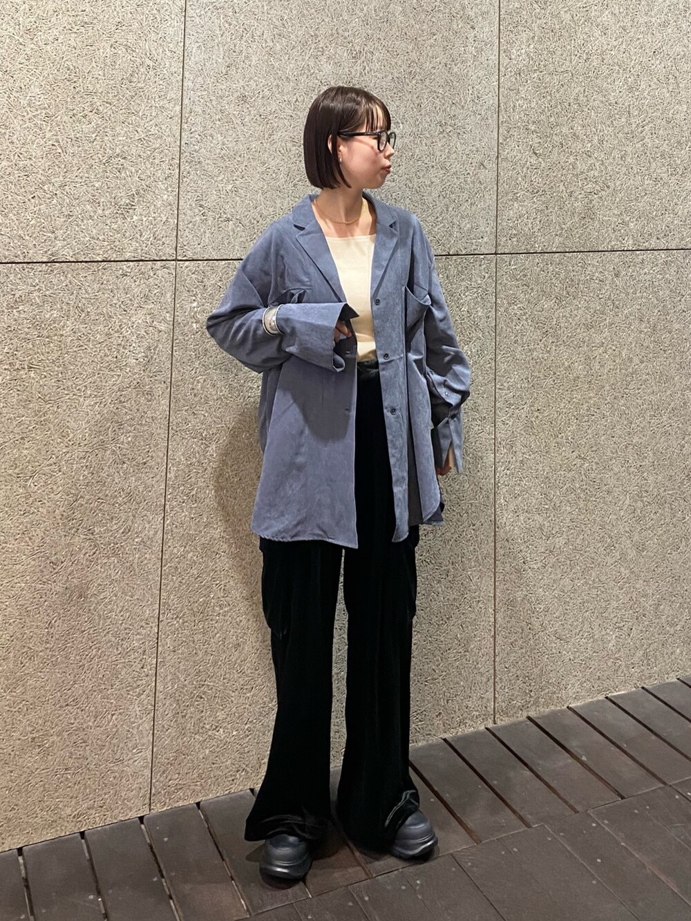 ホワイト系のTシャツ/カットソー、グレー系のシャツ/ブラウス、ブラック系のその他パンツを着用したレディースの秋コーディネートの2枚目の写真