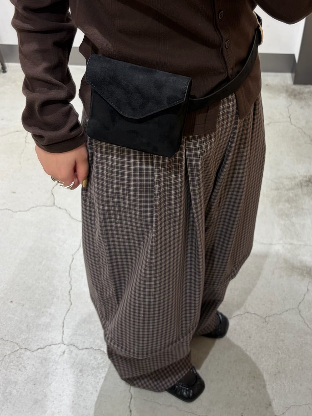 ブラウン系のパーカー、ブラウン系のその他パンツ、ブラック系のボディバッグ/ウエストポーチを着用したレディースの秋コーディネートの4枚目の写真