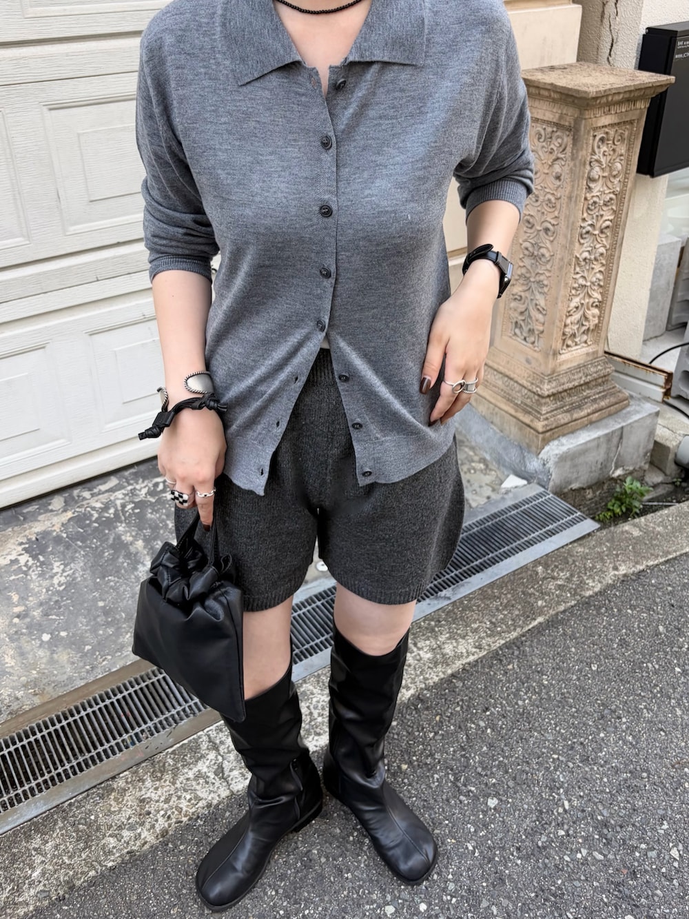 グレー系のその他パンツ、グレー系のカーディガン/ボレロ、ブラック系のネックレスを着用したレディースの秋コーディネートの3枚目の写真