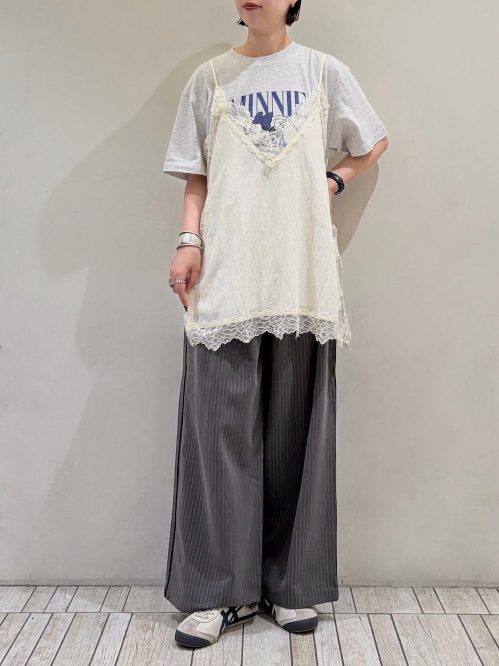 ホワイト系のキャミソール、グレー系のその他パンツ、グレー系のTシャツ/カットソーを着用したレディースの夏コーディネートの3枚目の写真