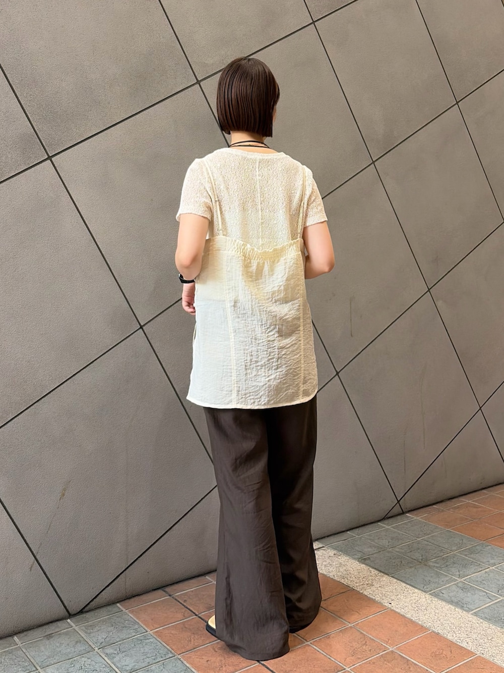 ホワイト系のTシャツ/カットソー、ブラック系のショルダーバッグ、ブラウン系のその他パンツを着用したレディースの夏コーディネートの4枚目の写真