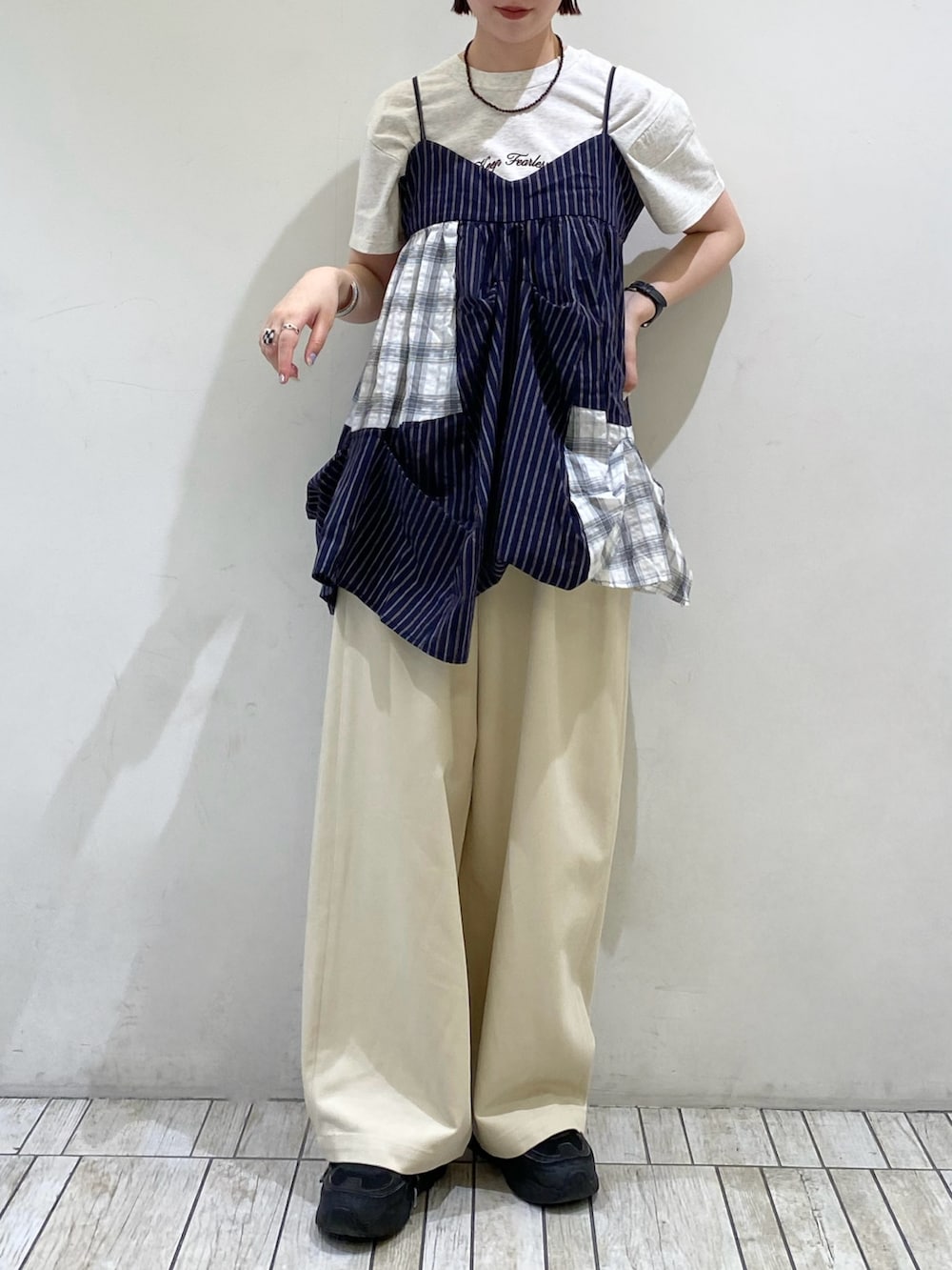 ブルー系のワンピース、ベージュ系のTシャツ/カットソー、ベージュ系のその他パンツを着用したレディースの夏コーディネートの2枚目の写真