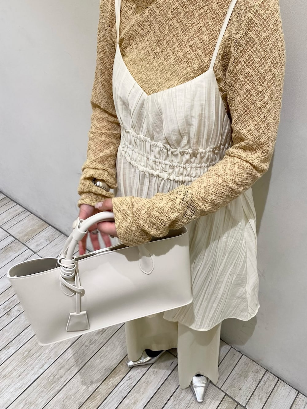 ホワイト系のワンピース、ホワイト系のその他パンツ、ベージュ系のTシャツ/カットソーを着用したレディースの春コーディネートの4枚目の写真