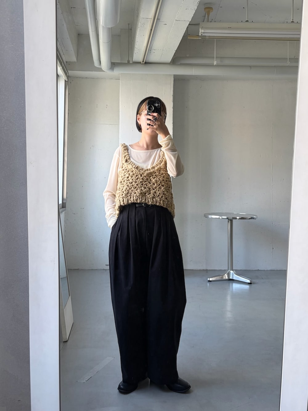ベージュ系のニット/セーター、ホワイト系のTシャツ/カットソー、ブラック系のその他パンツを着用したレディースの秋コーディネートの5枚目の写真