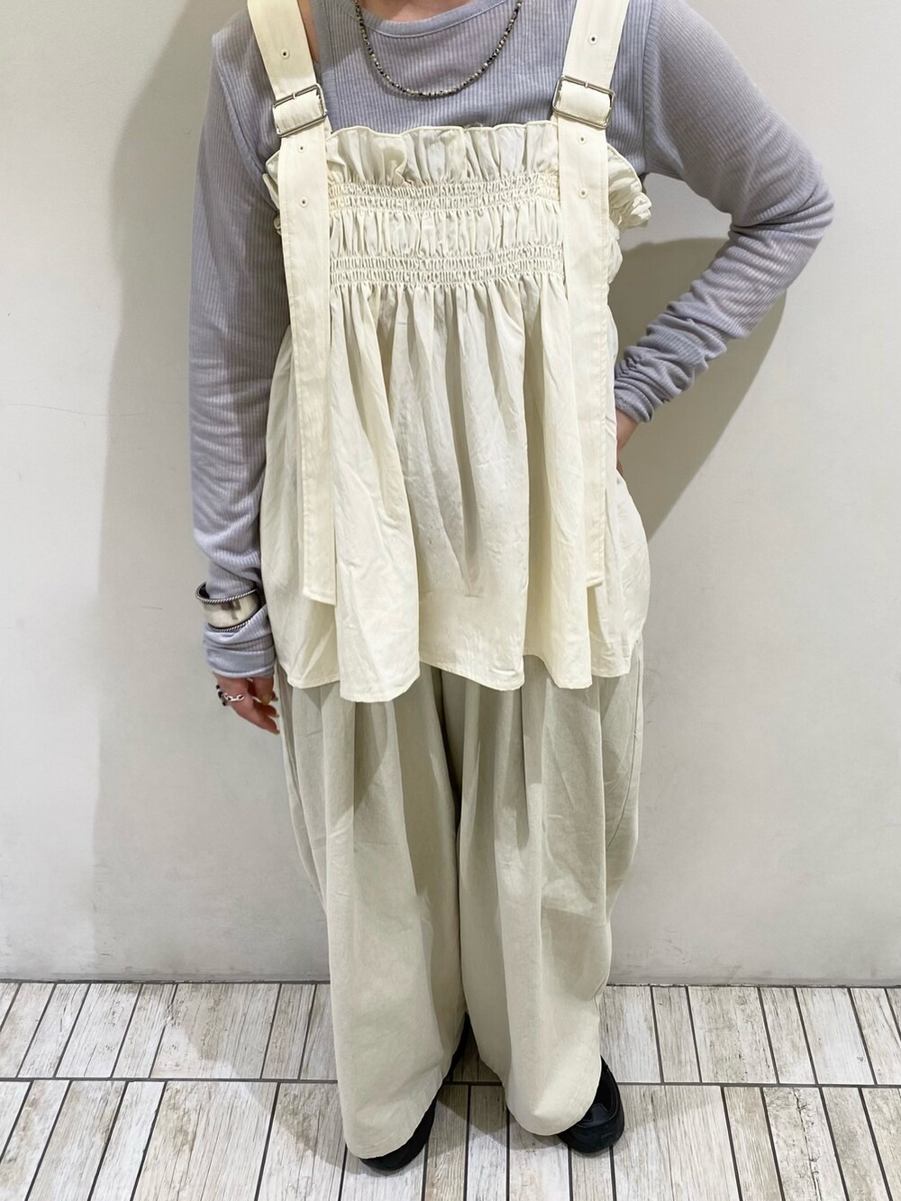 ホワイト系のその他パンツ、ホワイト系のその他トップス、ブルー系のTシャツ/カットソーを着用したレディースの春コーディネートの3枚目の写真