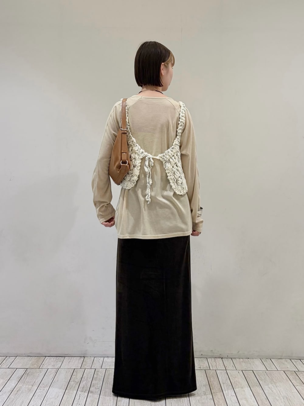 ホワイト系のニット/セーター、ベージュ系のTシャツ/カットソー、グリーン系のセットアップを着用したレディースの秋コーディネートの2枚目の写真
