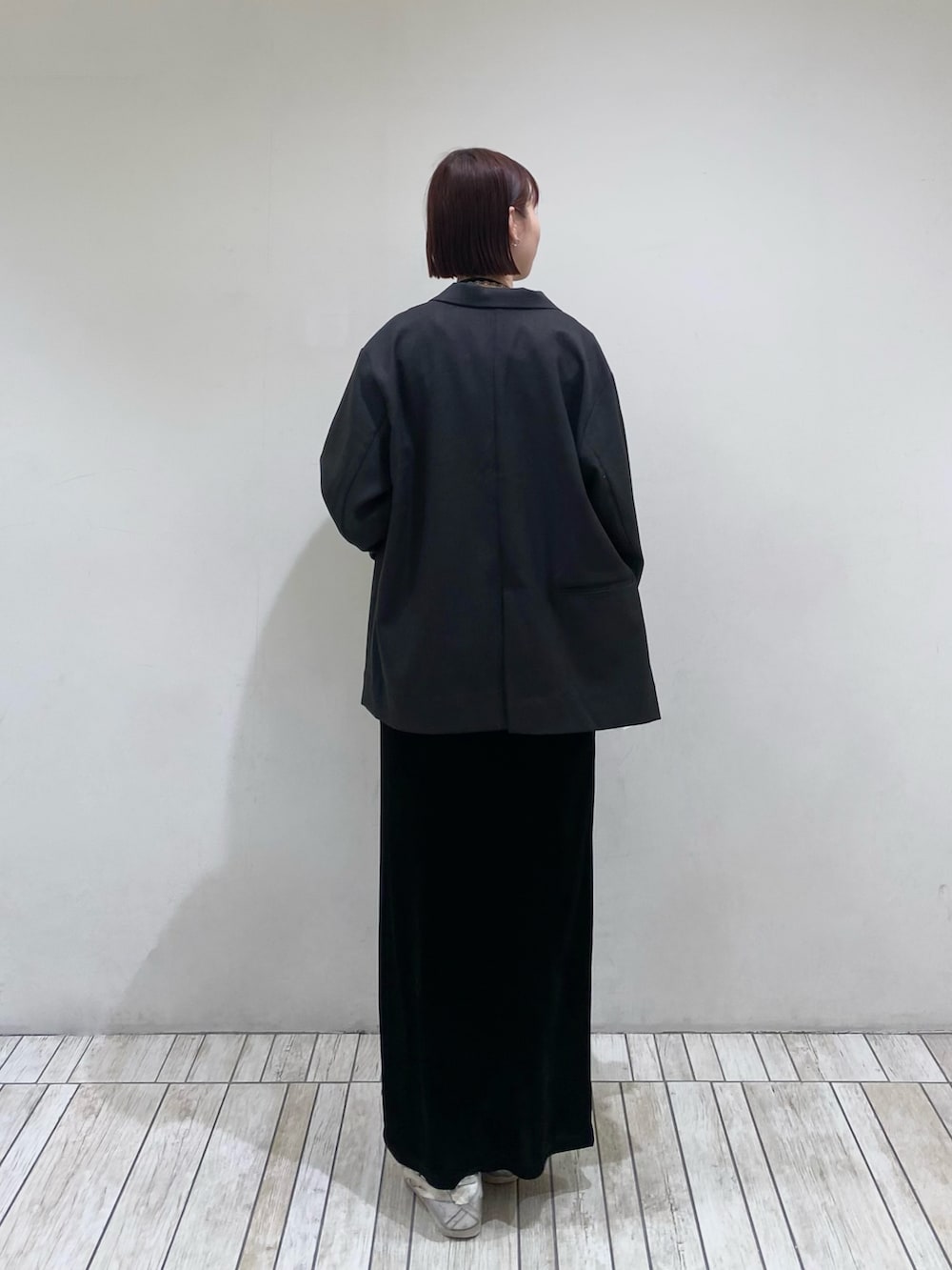 グレー系のその他アウター、ブラック系のワンピース、ブラック系のショルダーバッグを着用したレディースの春コーディネートの3枚目の写真