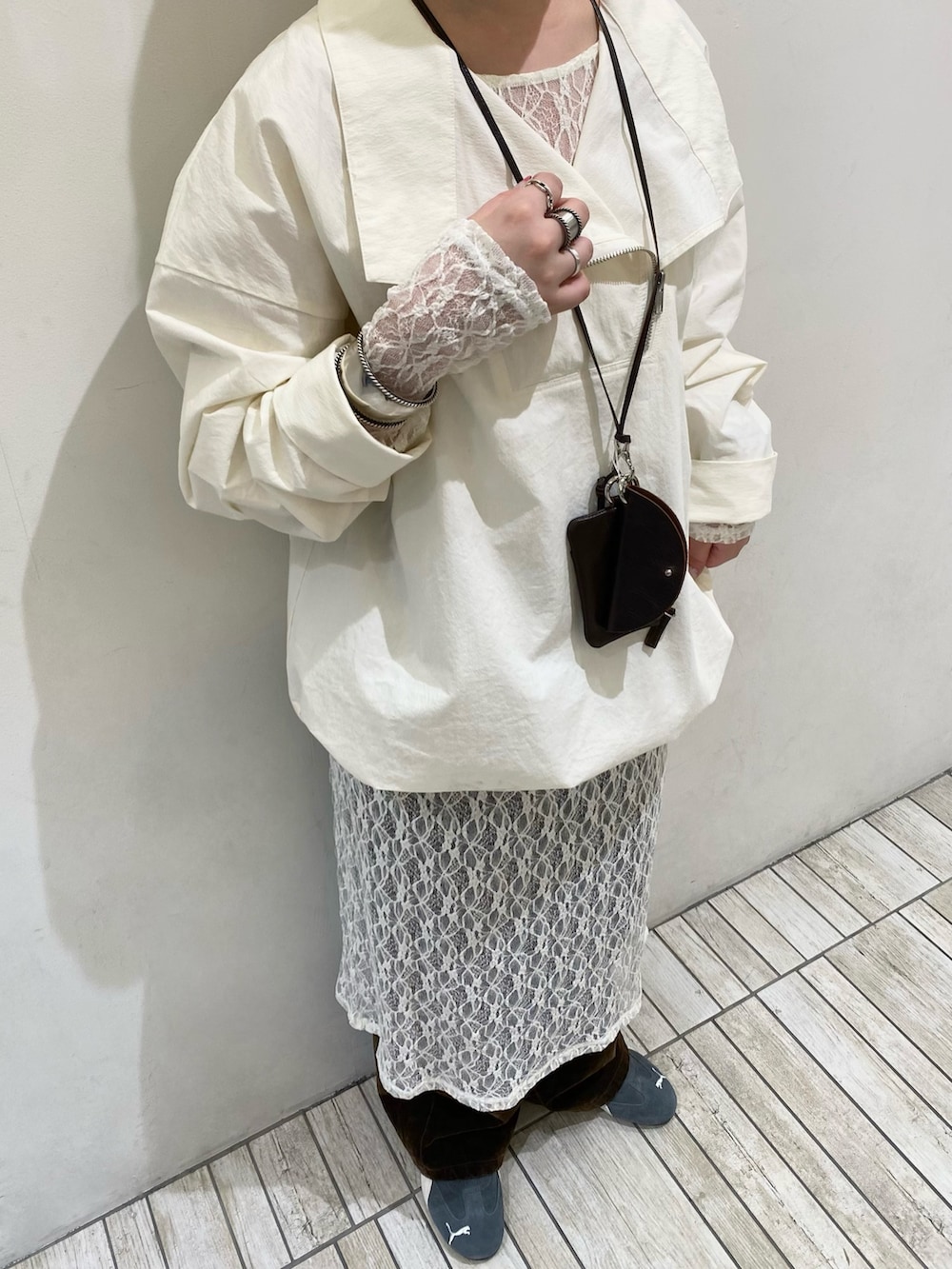 ホワイト系のその他アウター、ブラウン系のショルダーバッグ、ホワイト系のワンピースを着用したレディースの春コーディネートの4枚目の写真