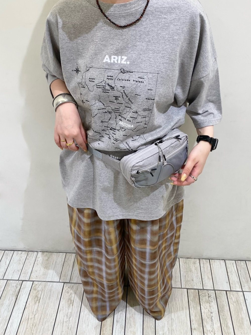 ブラウン系のその他パンツ、グレー系のボディバッグ/ウエストポーチ、ブラウン系のネックレスを着用したレディースの春コーディネートの3枚目の写真