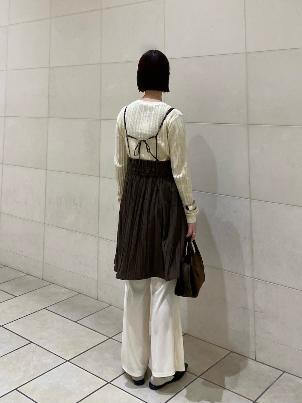 ブラウン系のワンピース、ホワイト系のニット/セーター、ホワイト系のその他パンツを着用したレディースの春コーディネートの3枚目の写真