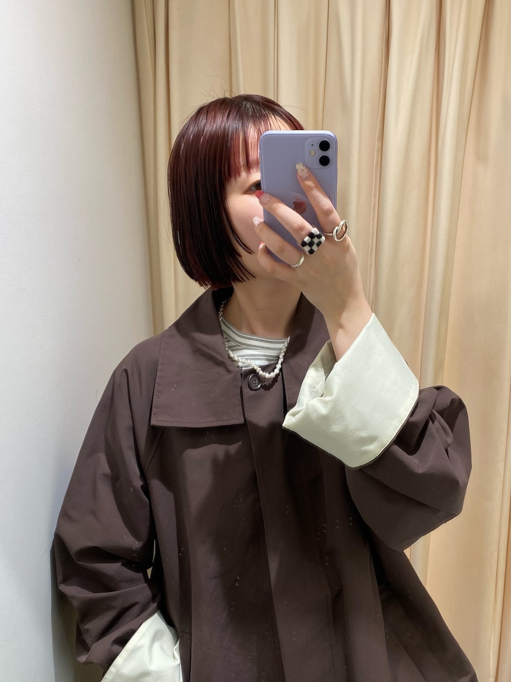 ブラック系のボストンバッグ、ホワイト系のTシャツ/カットソー、ブラウン系のその他アウターを着用したレディースの春コーディネートの4枚目の写真