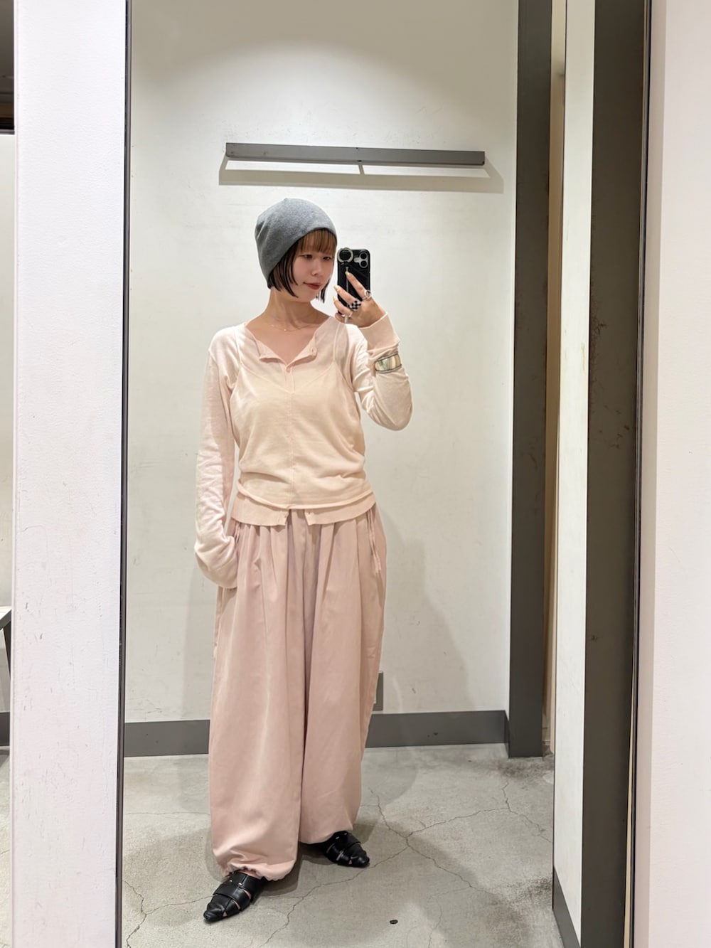 ピンク系のカーディガン/ボレロ、ピンク系のその他パンツ、ブラック系のハンドバッグを着用したレディースの秋コーディネートの5枚目の写真