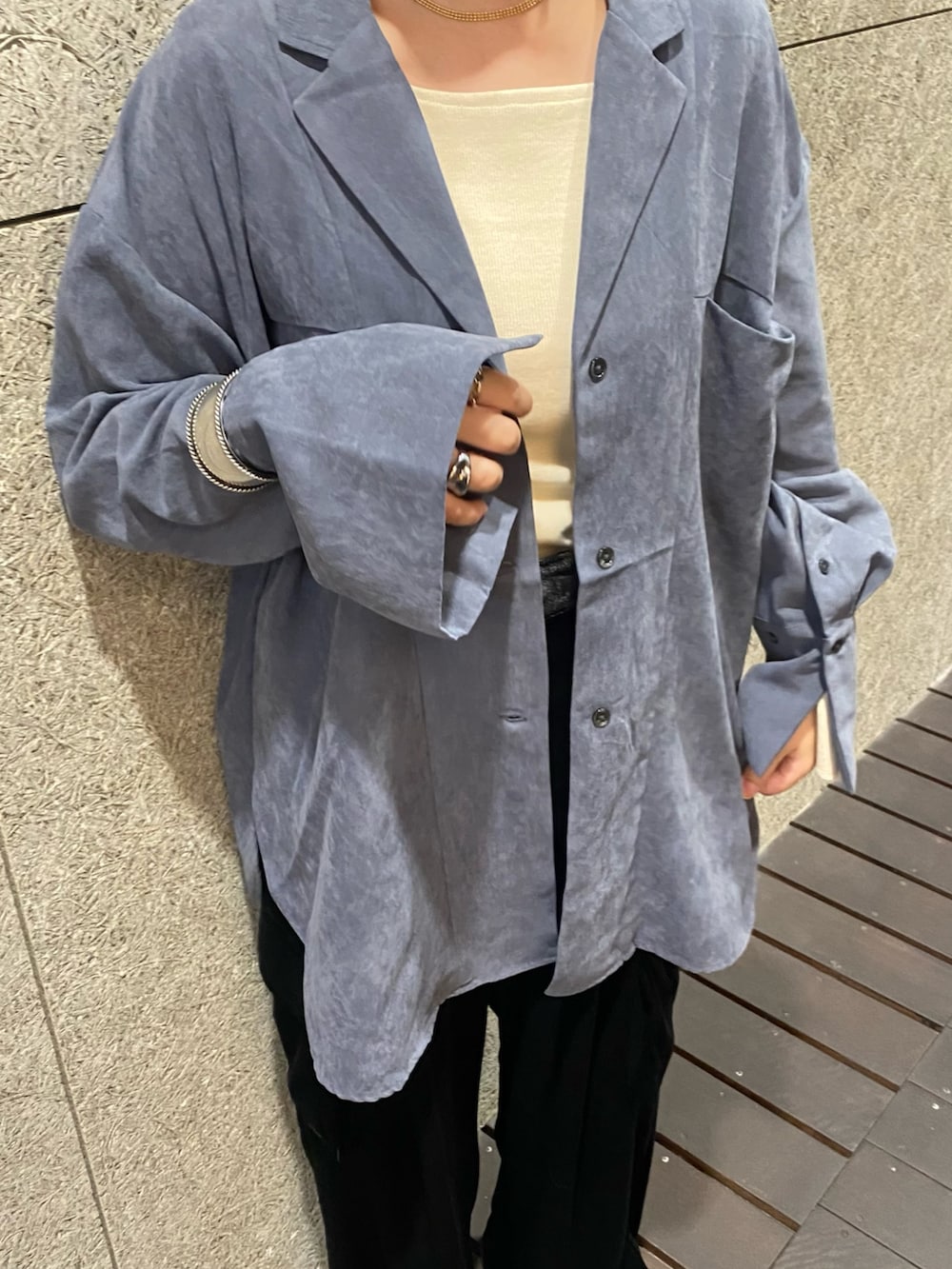 ホワイト系のTシャツ/カットソー、グレー系のシャツ/ブラウス、ブラック系のその他パンツを着用したレディースの秋コーディネートの5枚目の写真