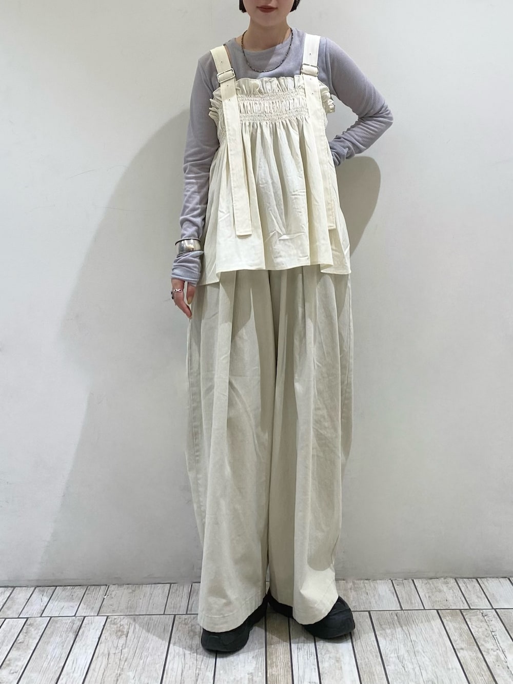ホワイト系のその他パンツ、ホワイト系のその他トップス、ブルー系のTシャツ/カットソーを着用したレディースの春コーディネートの2枚目の写真