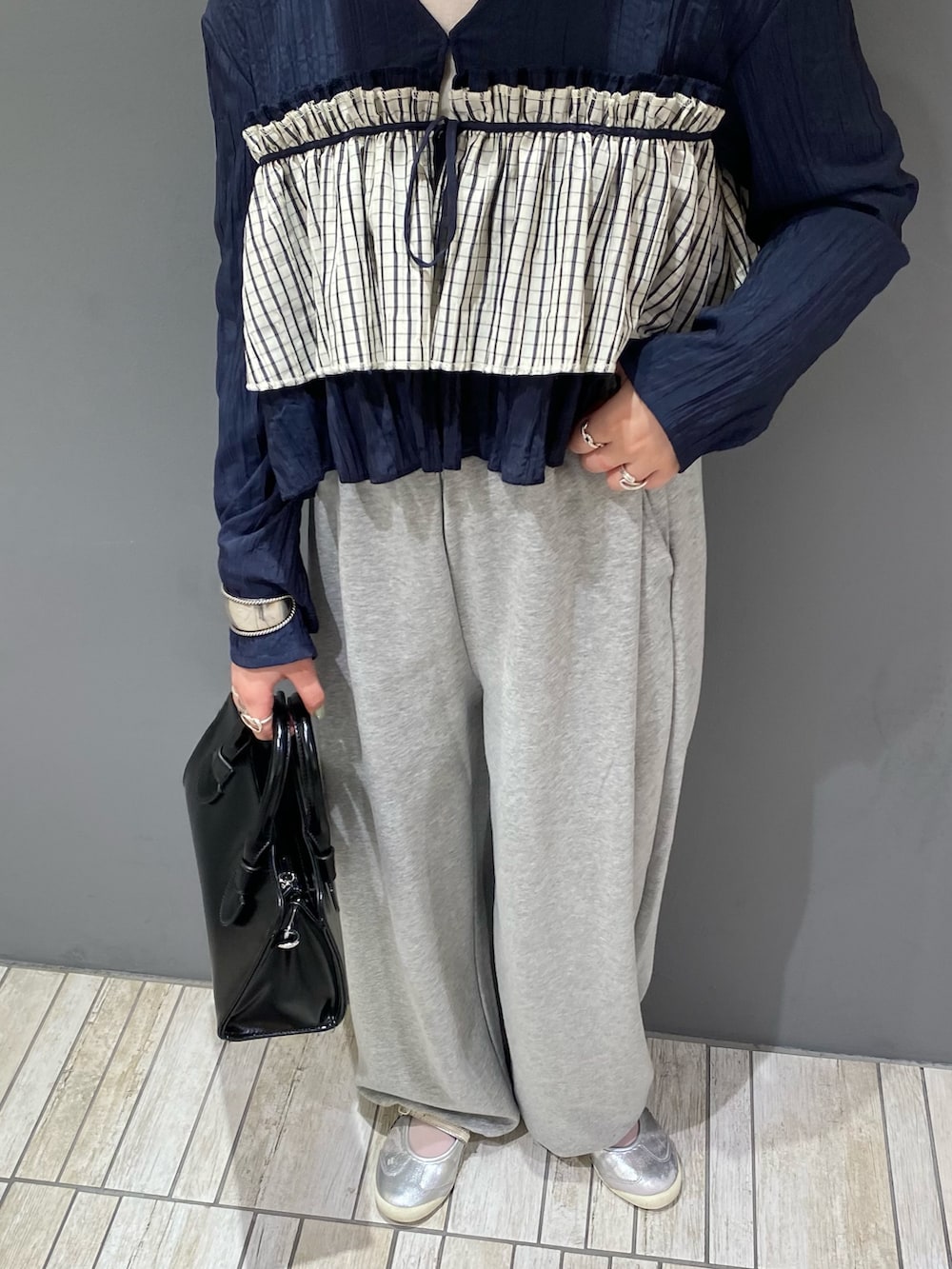 グレー系のその他パンツ、ブルー系のシャツ/ブラウス、グレー系のTシャツ/カットソーを着用したレディースの春コーディネートの4枚目の写真