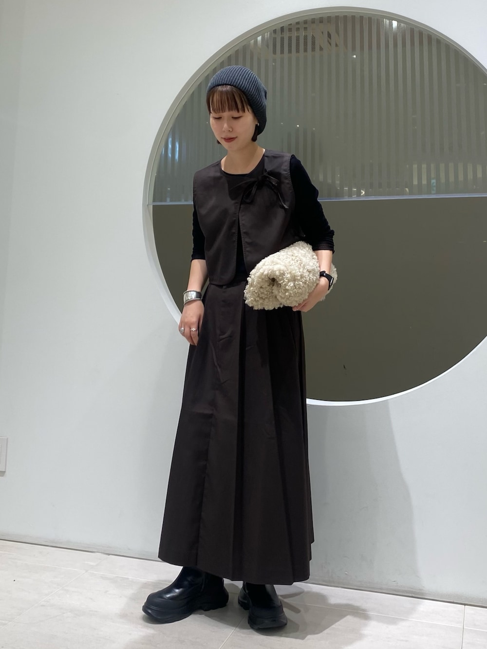 ブラック系のTシャツ/カットソー、ホワイト系のショルダーバッグ、ブラウン系のワンピースを着用したレディースの秋コーディネートの2枚目の写真