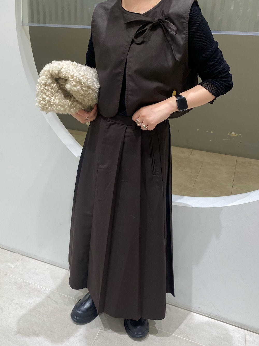 ブラック系のTシャツ/カットソー、ホワイト系のショルダーバッグ、ブラウン系のワンピースを着用したレディースの秋コーディネートの5枚目の写真