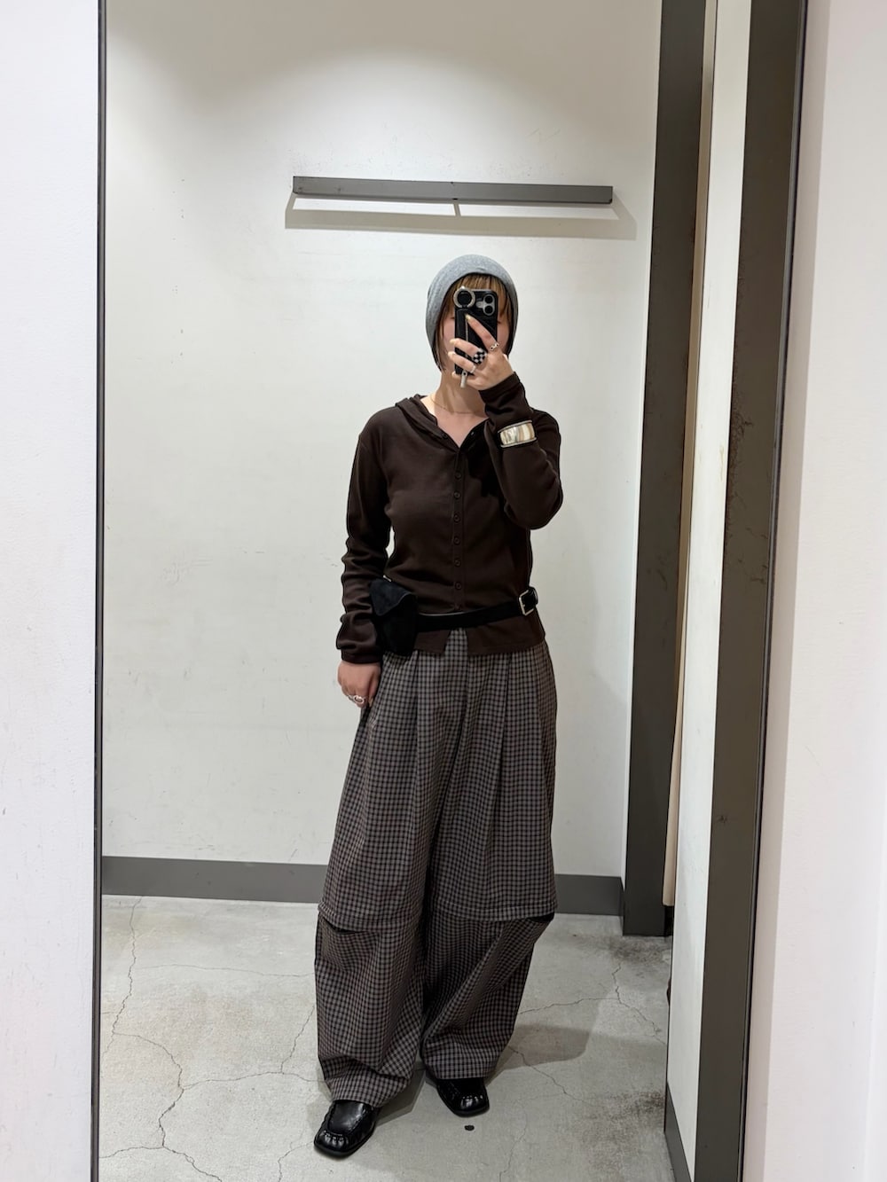 ブラウン系のパーカー、ブラウン系のその他パンツ、ブラック系のボディバッグ/ウエストポーチを着用したレディースの秋コーディネートの5枚目の写真