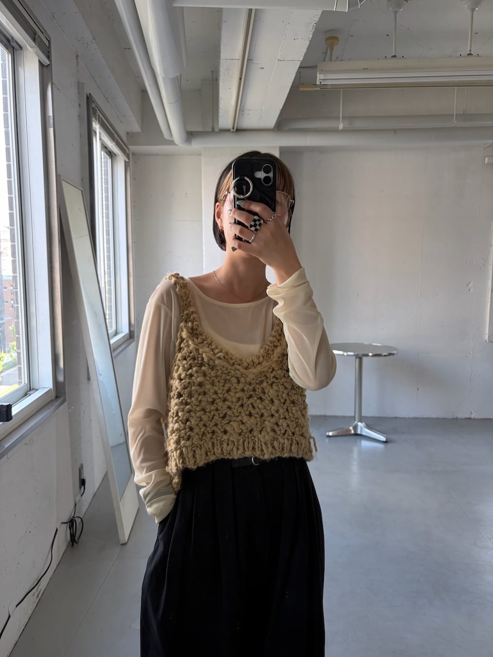 ベージュ系のニット/セーター、ホワイト系のTシャツ/カットソー、ブラック系のその他パンツを着用したレディースの秋コーディネートの3枚目の写真