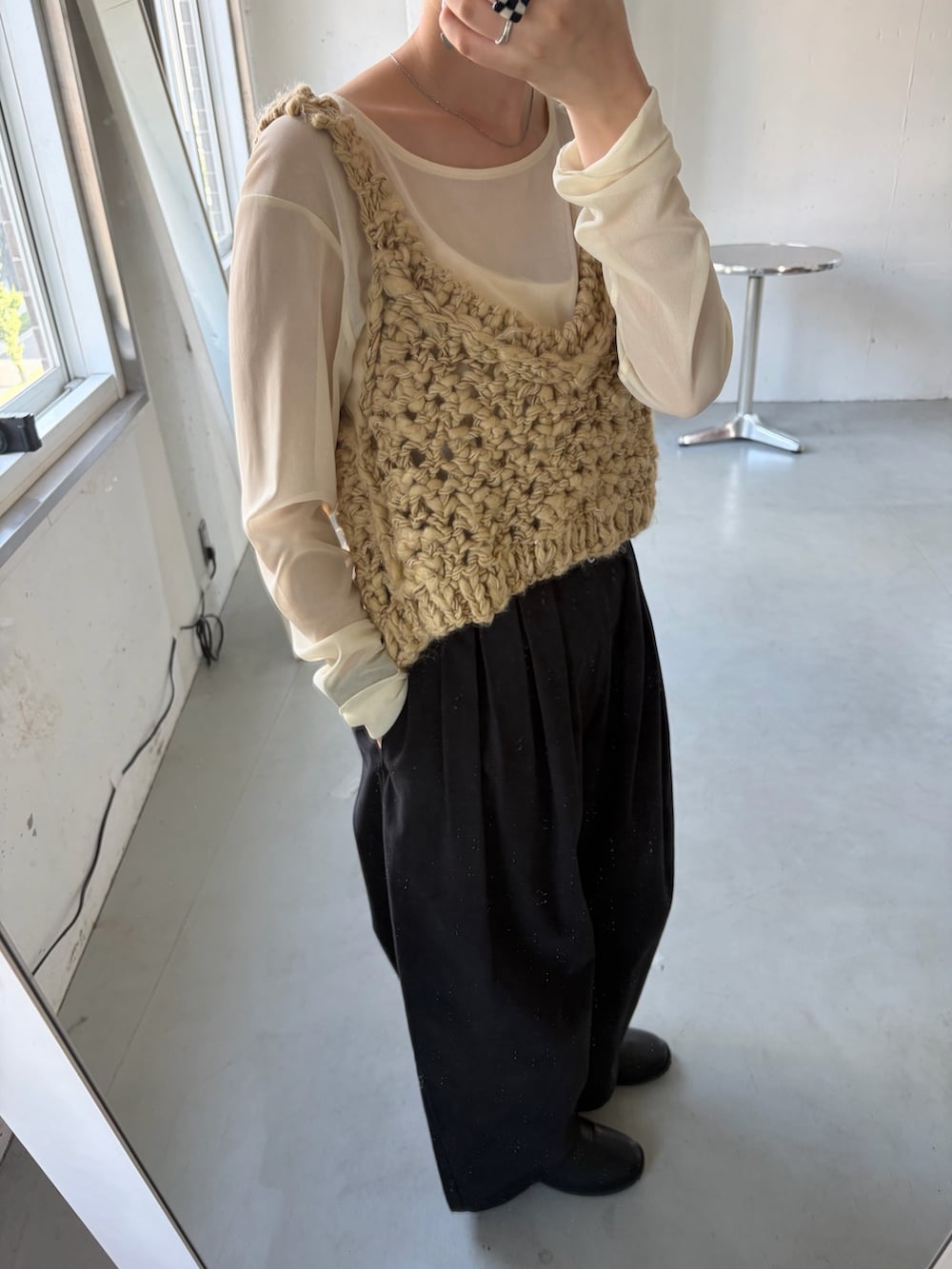 ベージュ系のニット/セーター、ホワイト系のTシャツ/カットソー、ブラック系のその他パンツを着用したレディースの秋コーディネートの4枚目の写真