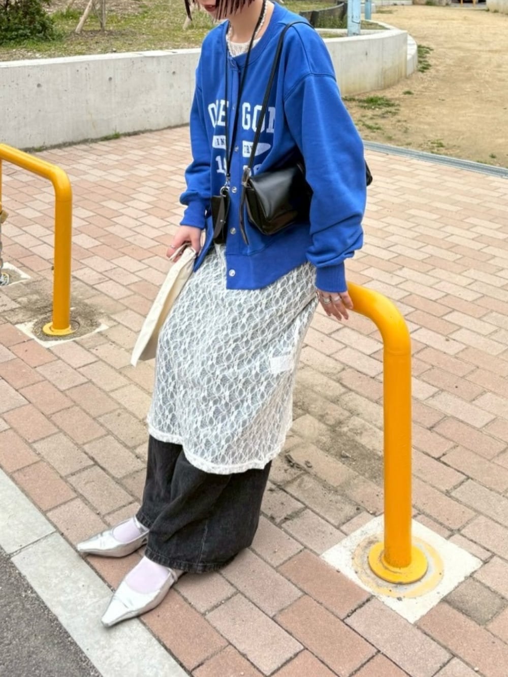 ホワイト系のワンピース、ブラック系のその他雑貨を着用したレディースの春コーディネートの4枚目の写真