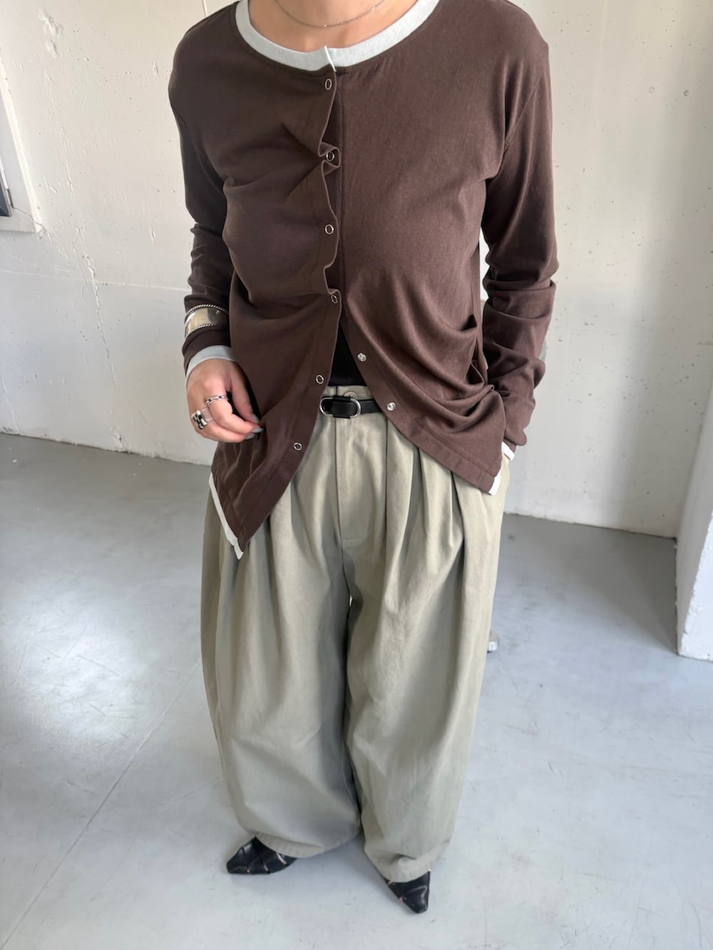 ブラウン系のTシャツ/カットソー、ベージュ系のその他パンツを着用したレディースの秋コーディネートの3枚目の写真