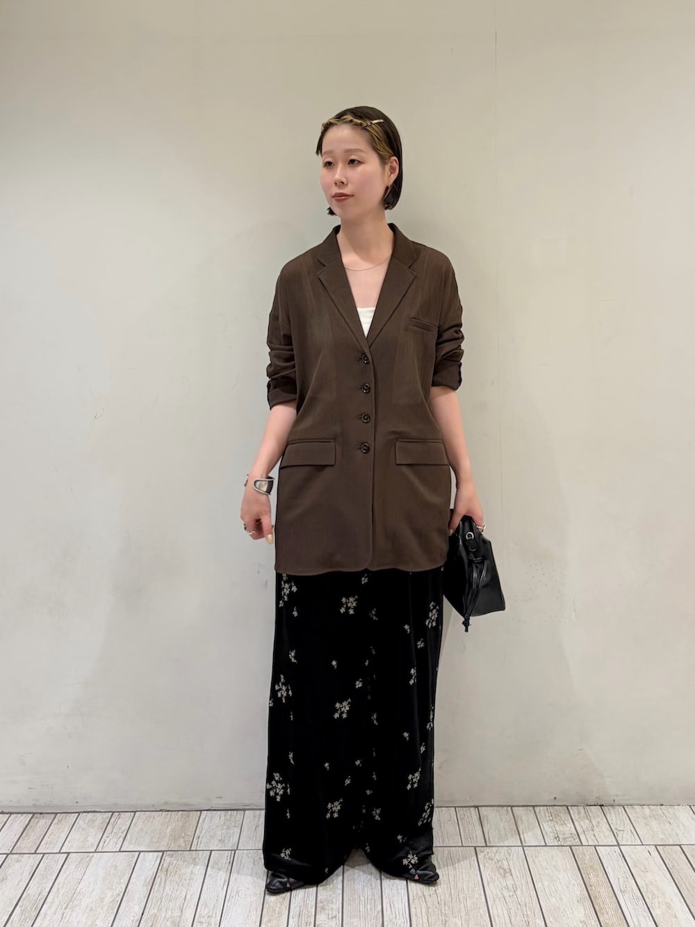ブラック系のその他パンツ、ブラウン系のその他アウター、ブラック系のハンドバッグを着用したレディースの秋コーディネートの2枚目の写真