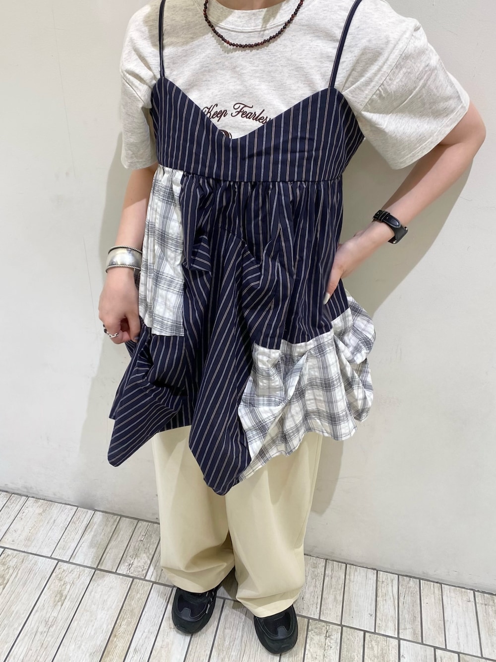 ブルー系のワンピース、ベージュ系のTシャツ/カットソー、ベージュ系のその他パンツを着用したレディースの夏コーディネートの3枚目の写真