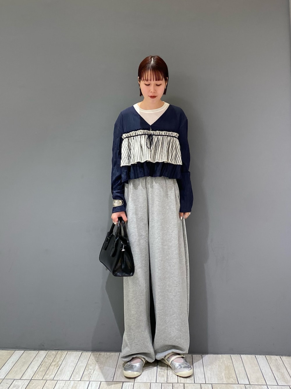 グレー系のその他パンツ、ブルー系のシャツ/ブラウス、グレー系のTシャツ/カットソーを着用したレディースの春コーディネートの2枚目の写真