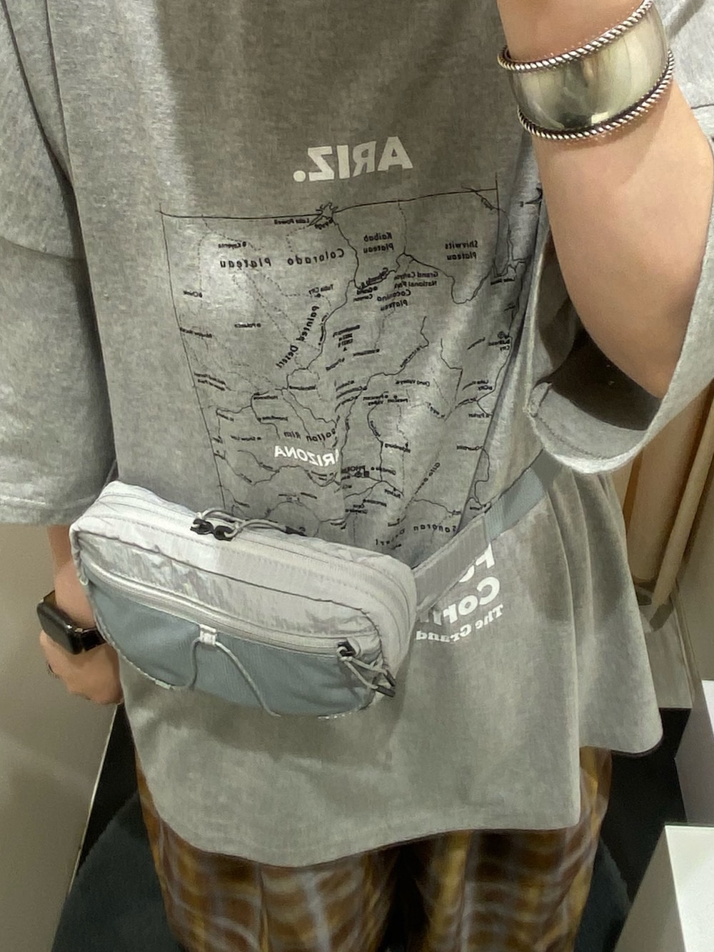 ブラウン系のその他パンツ、グレー系のボディバッグ/ウエストポーチ、ブラウン系のネックレスを着用したレディースの春コーディネートの4枚目の写真