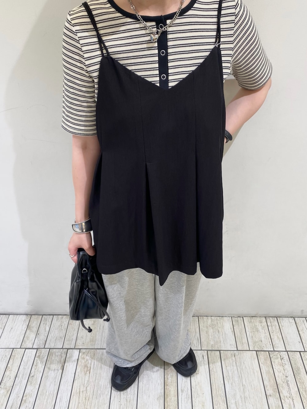 ブラック系のその他トップス、ホワイト系のTシャツ/カットソー、グレー系のその他パンツを着用したレディースの夏コーディネートの3枚目の写真