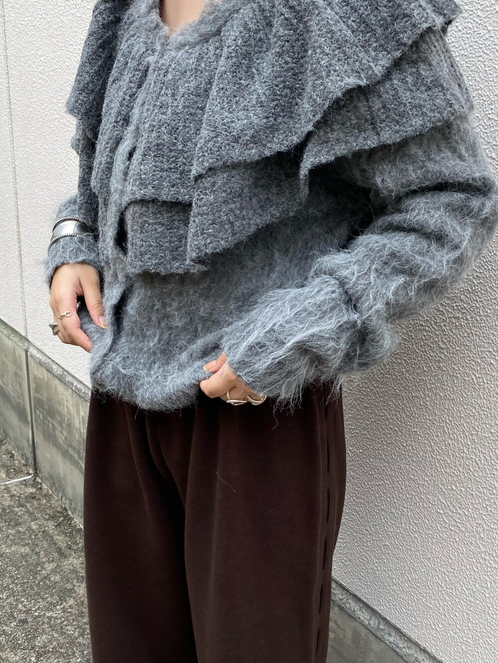 グレー系のニット/セーター、ブラウン系のその他パンツ、グレー系のその他シューズを着用したレディースの秋コーディネートの5枚目の写真