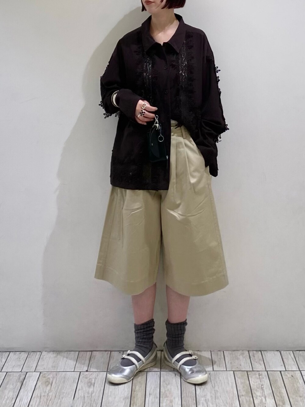 ブラウン系のシャツ/ブラウス、ベージュ系のその他パンツ、ブラック系のその他雑貨を着用したレディースの春コーディネートの2枚目の写真